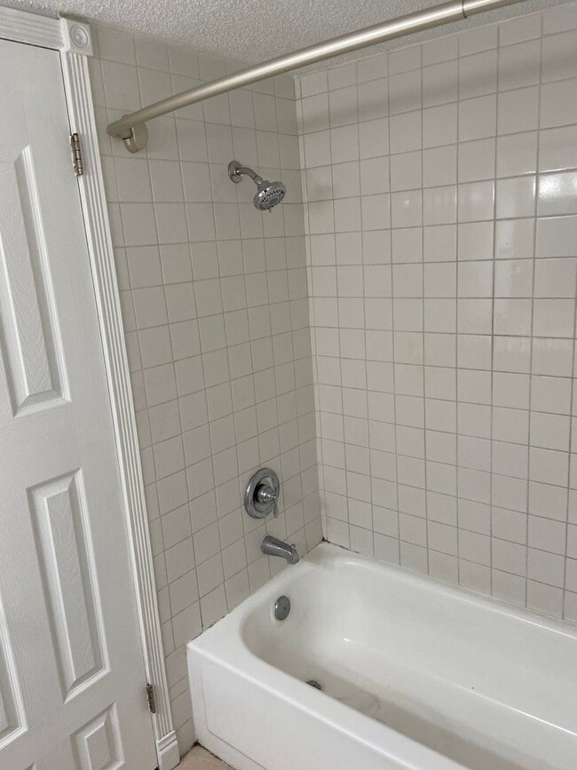 Building Photo - 1 Bedroom Condo