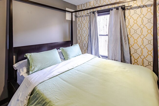 Building Photo - Fully Furnished Apartment in Historic Tracy Park