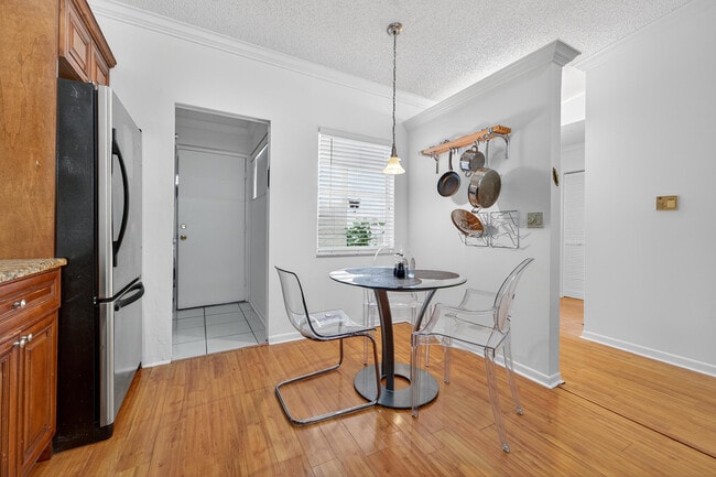 Building Photo - 6070 Sunny Manor Ct