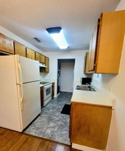 Building Photo - 3088 Log Cabin Ln
