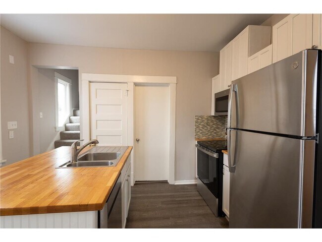 Building Photo - 810 Concordia Ave