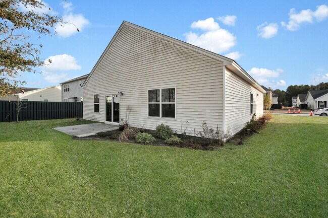 Building Photo - Beautiful home located in The Commons subdivision