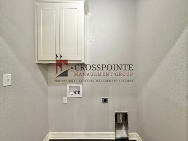 Building Photo - Tour Today! 3 Bedroom, 2 Bathroom Duplex!