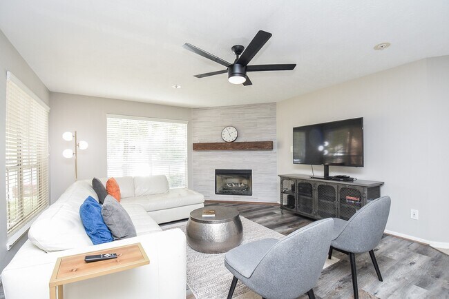 Building Photo - 8051 Bay Branch Dr