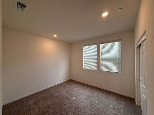 Building Photo - 3 bedroom, 2 bathroom home located in the vibrant community of Madera, CA
