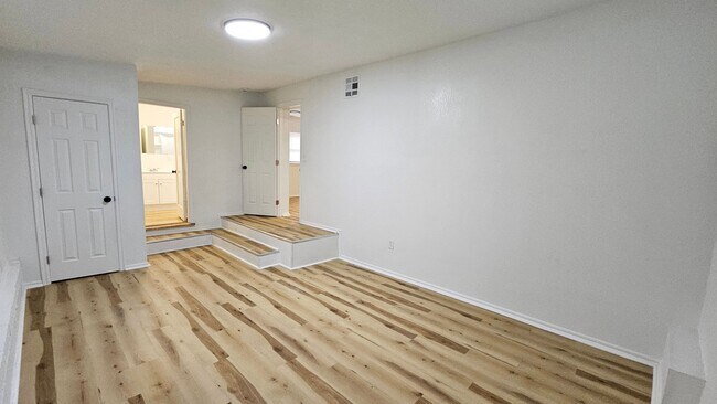 Building Photo - Remodel-Lots of Yard Space-3 Bed/2 Bath