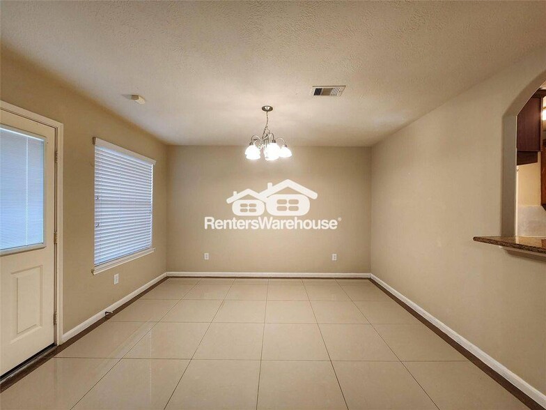 Building Photo - 11111 Valley Kings Dr