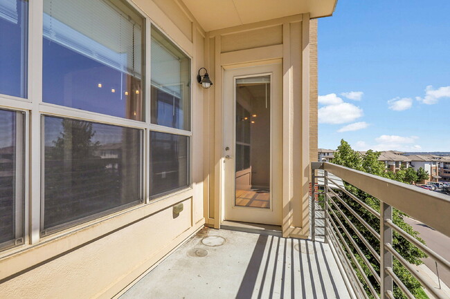 Building Photo - $1,740.95, 1 Bed, 1 Bath Condo in Englewood with AC and In Unit Laundry!