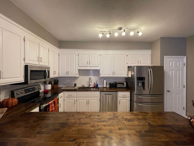 Building Photo - Wakefield Subdivision!  End Unit.