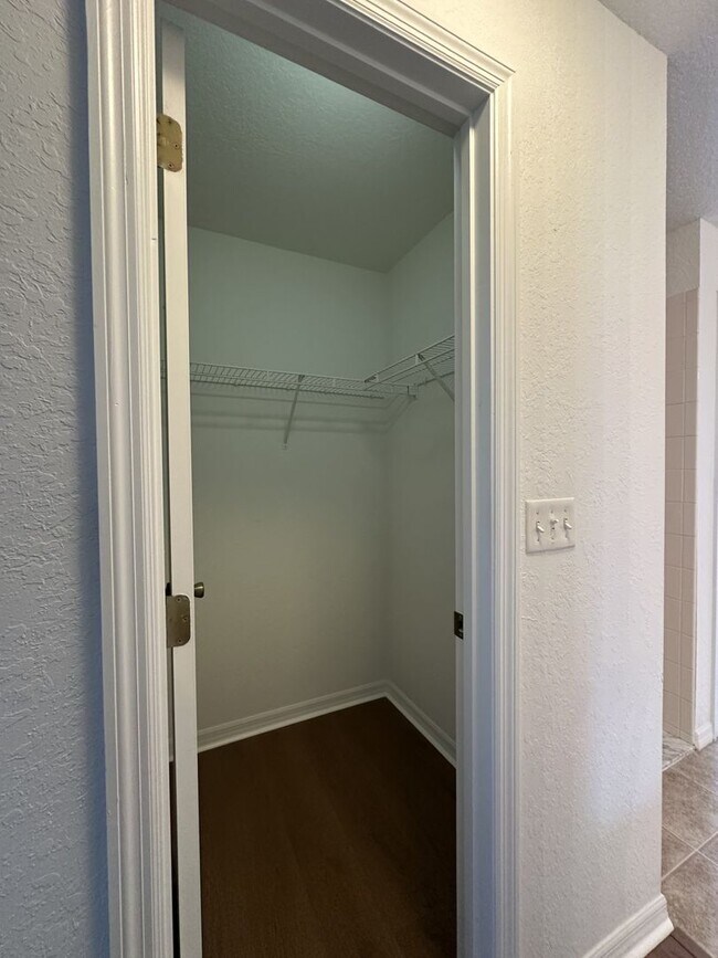 Building Photo - Spacious 4 bed 2 bath, 2 car garage with fenced-in backyard in Poinciana Neighborhood