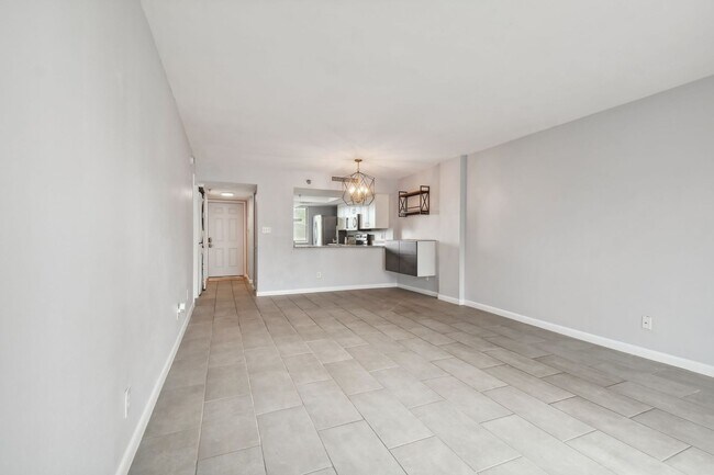 Building Photo - Charming 1 Bed, 2 Bath Condo in the Vibran...