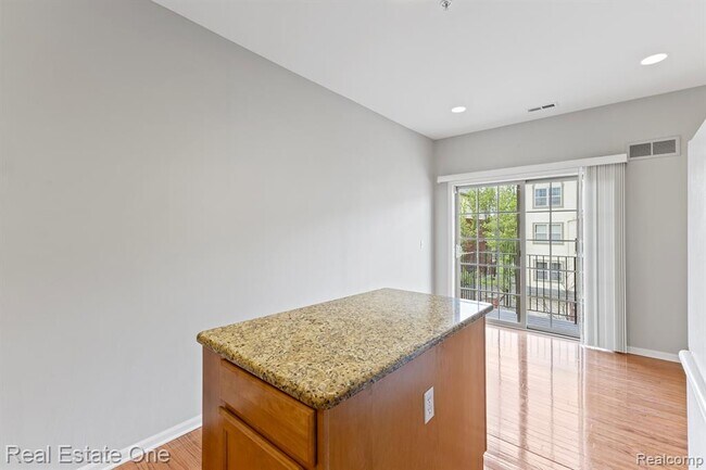 Building Photo - 3091 Camden Dr