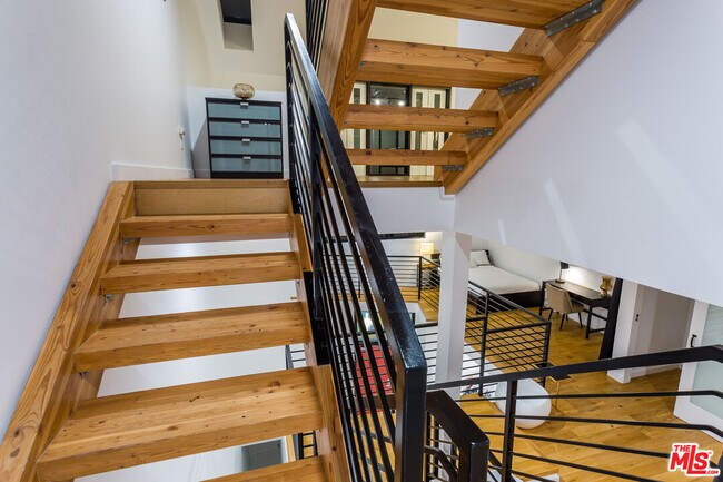 Building Photo - 815 Hampton Dr