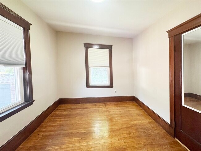 Building Photo - 211 Gladstone St