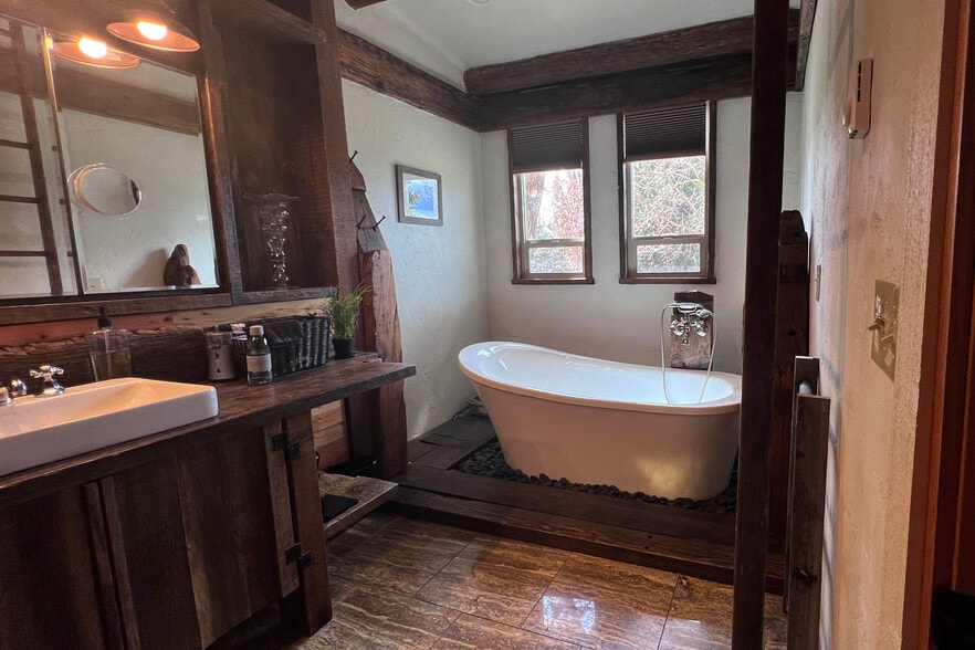 Bathroom. Large Tub - 3575 N Brookside Ln