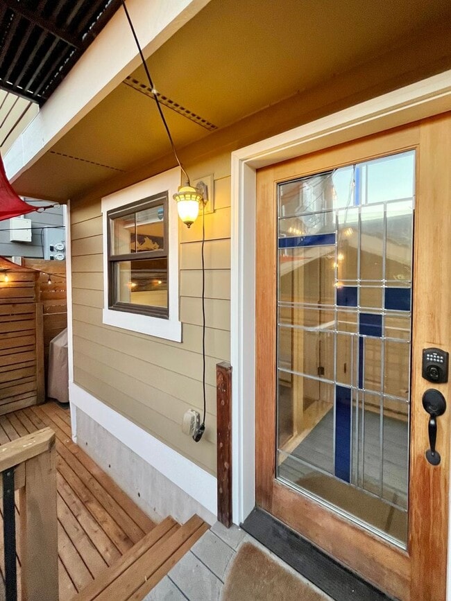 Building Photo - Light and Airy Townhome - Available April 10th