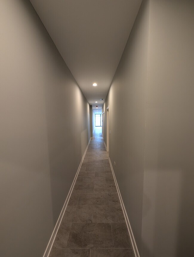 Building Photo - 5418 W Belmont Ave