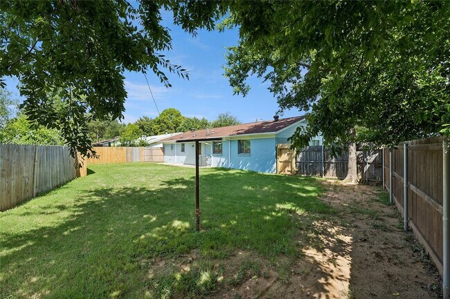 Building Photo - 1905 Brookview Dr