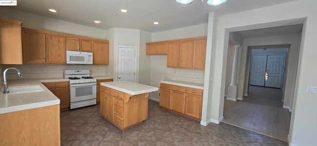 Building Photo - 988 Chamomile Ln