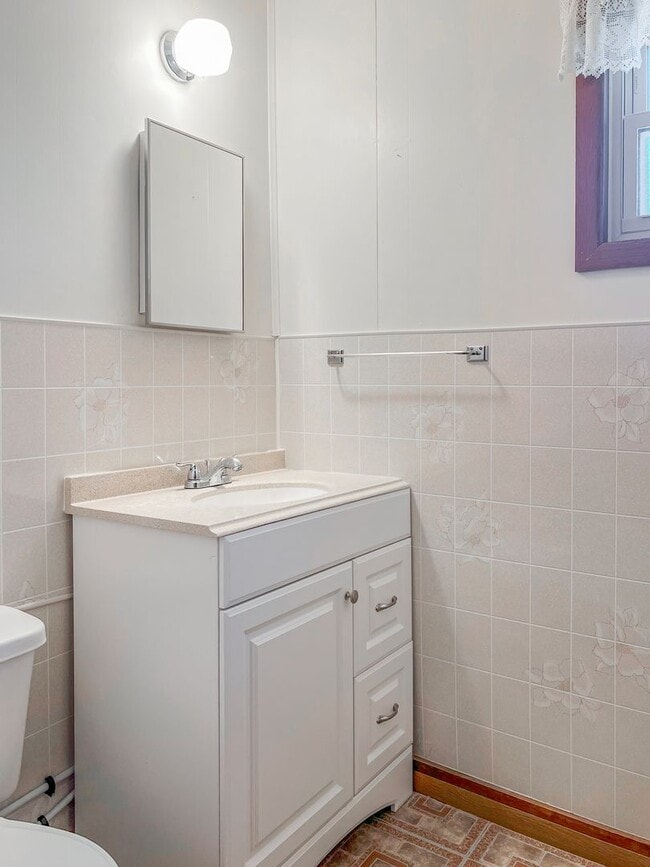 Building Photo - Spacious 3 Bedroom 2 Bath Home on Corner L...