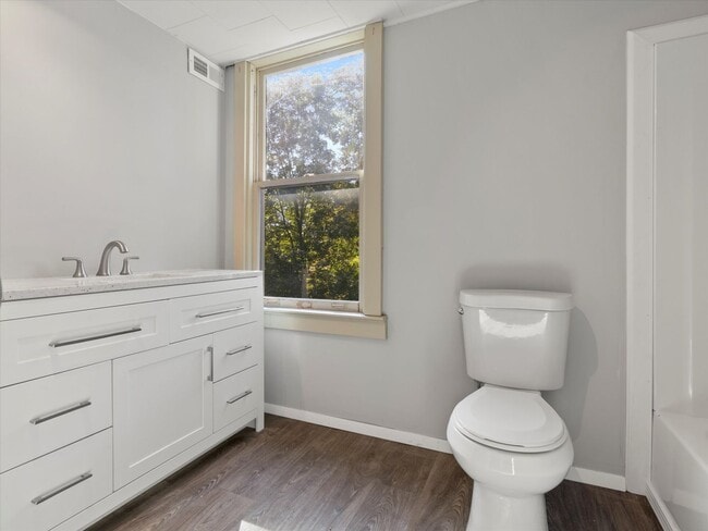 Building Photo - Adorable Lake Como Home Now Available!