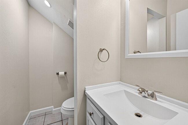 Building Photo - 813 Lakeview Dr