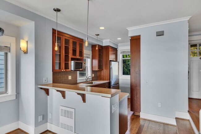 Building Photo - Spacious 3 Bed 2.5 Bath Townhome with Views and Two Parking Spaces – First Hill/Capitol Hill