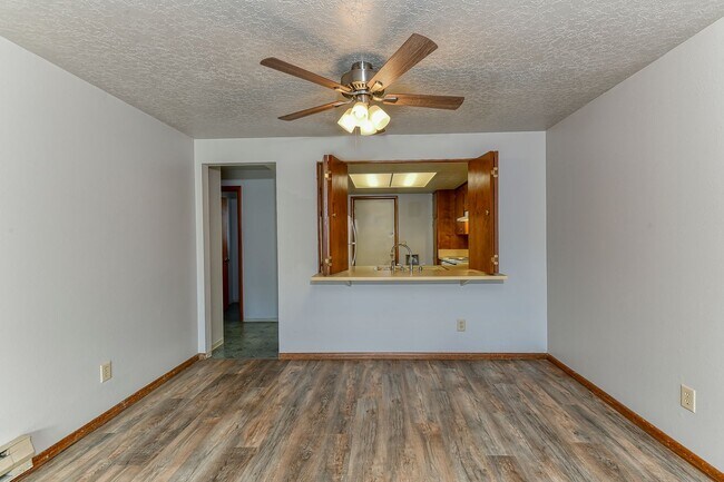 Building Photo - 2 Bedroom 1.5 Bathroom 4 plex