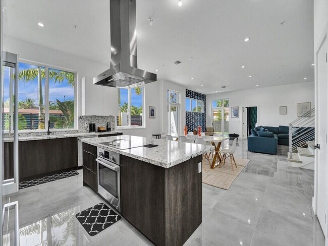 Building Photo - 1220 NE 15th Ave