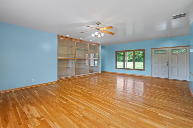 Building Photo - 1221 Hawthorne Ln