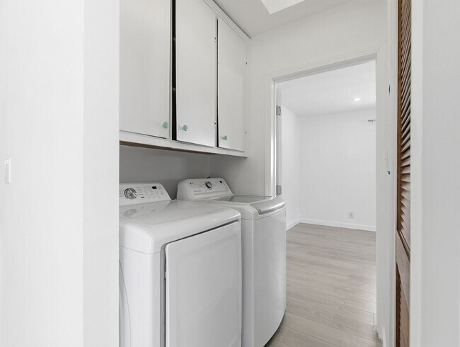 Building Photo - Beautiful modern 3 Bed + 2 Bath House + Den/Office & Backyard