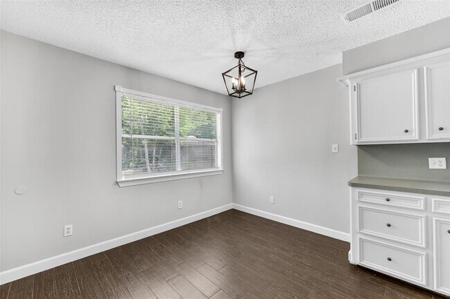 Building Photo - 206 Ron Cir