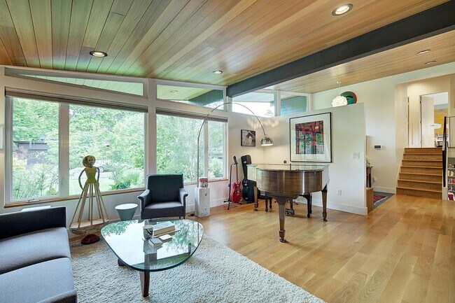 Building Photo - 4Bd/2.5Ba Seattle Home