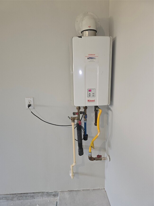 Building Photo - 511 Yellow Bullhead Ct