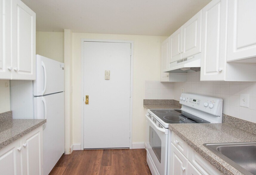 Interior Photo - Lakewood, L.L.C. (LWD)