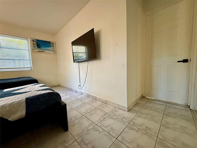 Building Photo - 3210 Canal Dr