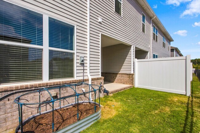 Building Photo - 1627 Manuka Ln