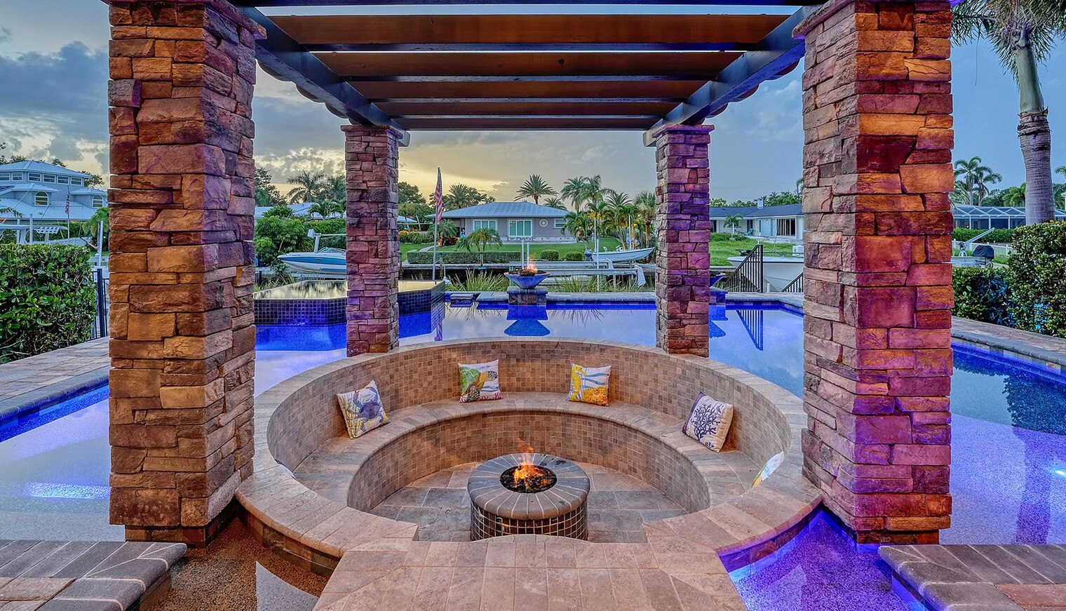 Building Photo - 7760 Holiday Dr