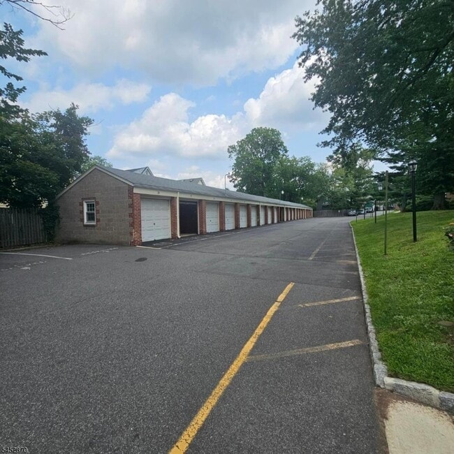 Building Photo - 390 Morris Ave