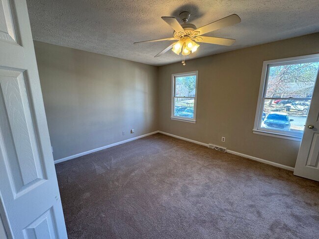 Building Photo - 2 Bedrooms, 1.5 Bathrooms - Townhome in West Rome!