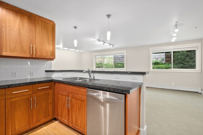 Building Photo - Fabulous Urban Retreat Condo in Celebrated...