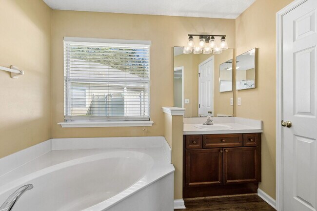 Building Photo - Single-Story OakLeaf Plantation Home Near Shopping, Schools and Recreation