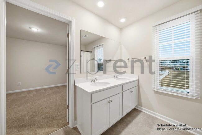 Building Photo - 2438 Bayberry St