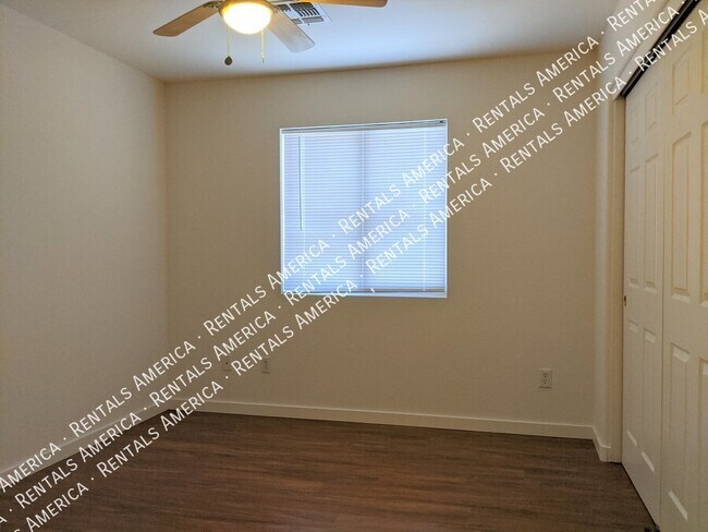 Building Photo - 895 E Lakeview Dr