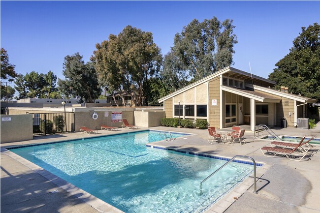 Building Photo - Stunning Bright and Completely Remodeled A...