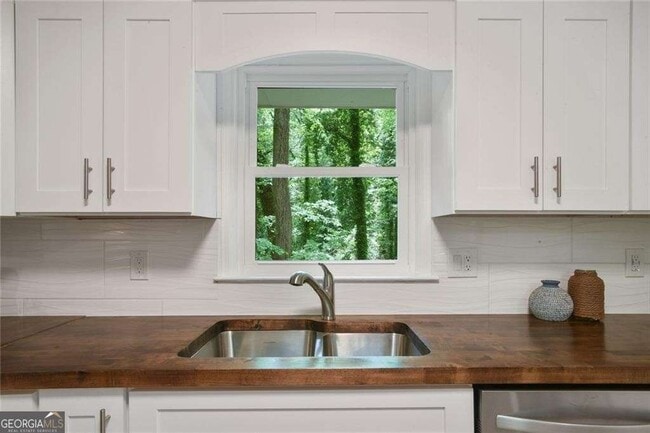 Building Photo - 2897 White Oak Dr