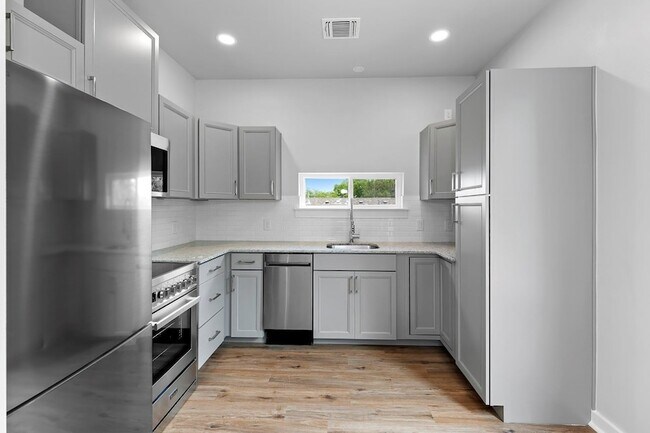 Building Photo - 100 Bryson Bend