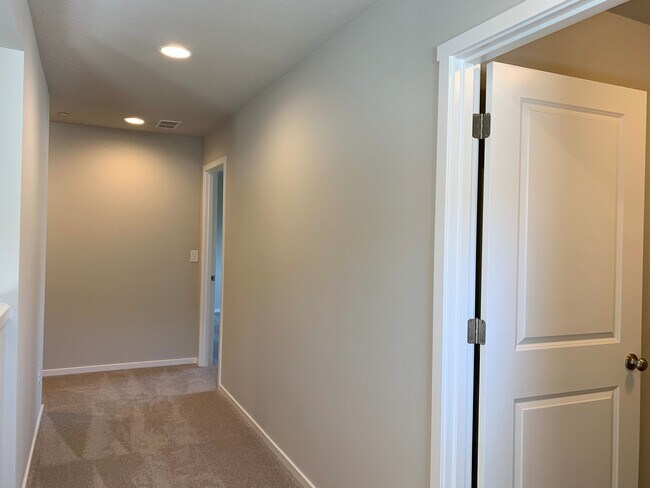 Building Photo - Beautiful 4 Bedroom 2.5 Bath Home Located In A Beautiful Master Planned Community in Camas! Top R...