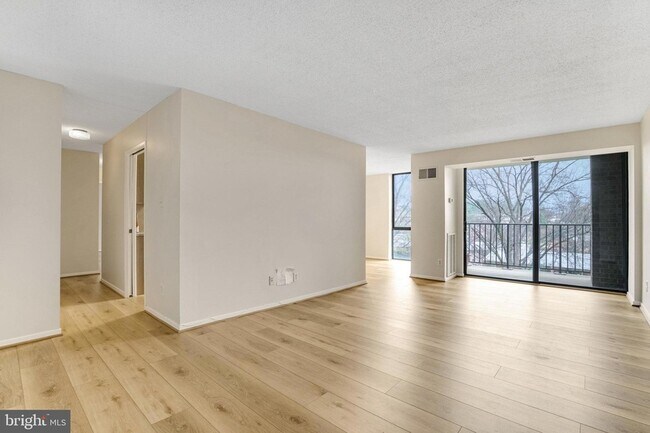 Building Photo - 2300 Pimmit Dr