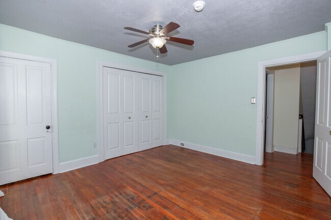 Building Photo - 2 Bedroom, 1.5 Bath, Duplex in Historic Martinsburg, WV